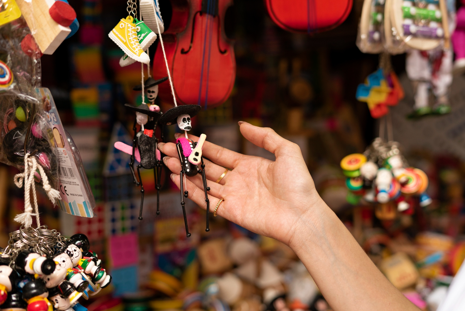 Innovación y control de calidad en la fabricación a gran escala de souvenirs de identidad local